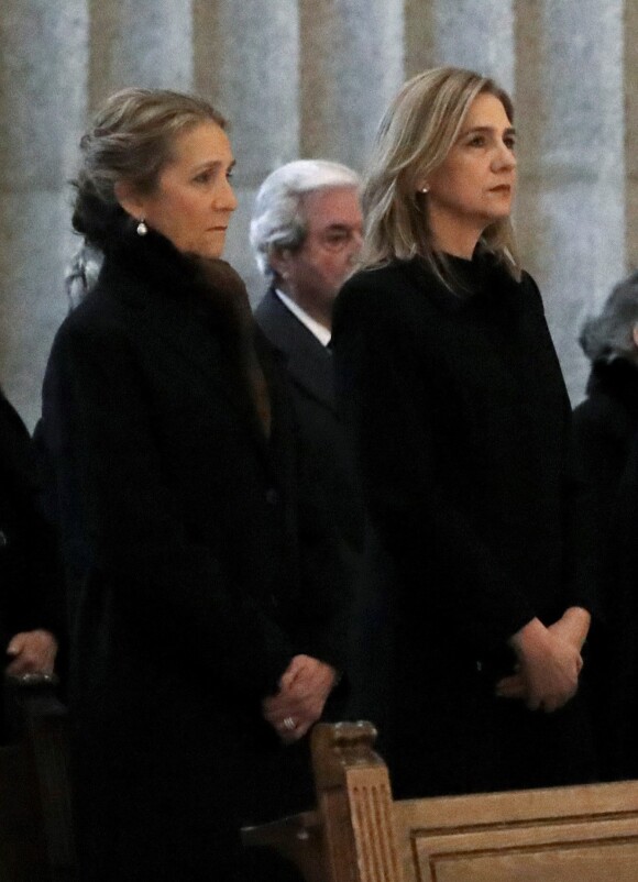 L'infante Elena et l'infante Cristina d'Espagne lors de la messe commémorant le 25e anniversaire de la mort de dom Juan de Borbon (Jean de Bourbon), père du roi Juan Carlos Ier, le 3 avril 2018 au monastère San Lorenzo de El Escorial.