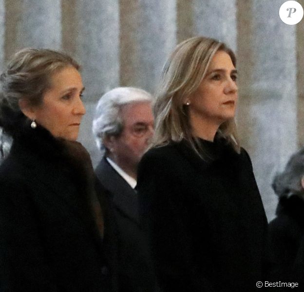 L'infante Elena et l'infante Cristina d'Espagne lors de la messe commémorant le 25e anniversaire de la mort de dom Juan de Borbon (Jean de Bourbon), père du roi Juan Carlos Ier, le 3 avril 2018 au monastère San Lorenzo de El Escorial.