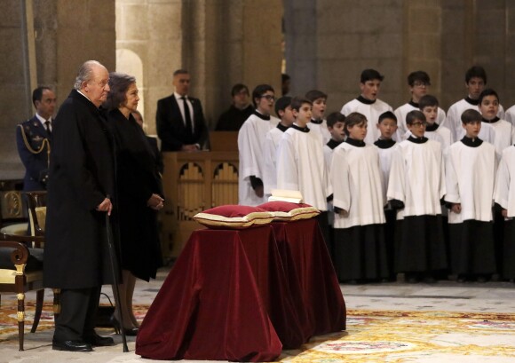Le roi Juan Carlos Ier d'Espagne et la reine Sofia lors de la messe commémorant le 25e anniversaire de la mort de dom Juan de Borbon (Jean de Bourbon), père du roi Juan Carlos Ier, le 3 avril 2018 au monastère San Lorenzo de El Escorial.