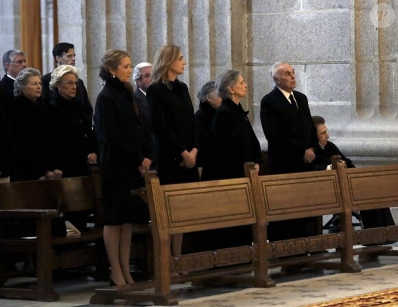 L'infante Elena et l'infante Cristina d'Espagne, la princesse Irene de Grèce et Carlos Zurita lors de la messe commémorant le 25e anniversaire de la mort de dom Juan de Borbon (Jean de Bourbon), père du roi Juan Carlos Ier, le 3 avril 2018 au monastère San Lorenzo de El Escorial.
