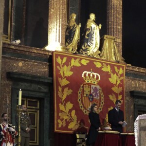 La reine Letizia et le roi Felipe d'Espagne lors de la messe commémorant le 25e anniversaire de la mort de dom Juan de Borbon (Jean de Bourbon), père du roi Juan Carlos Ier, le 3 avril 2018 au monastère San Lorenzo de El Escorial.