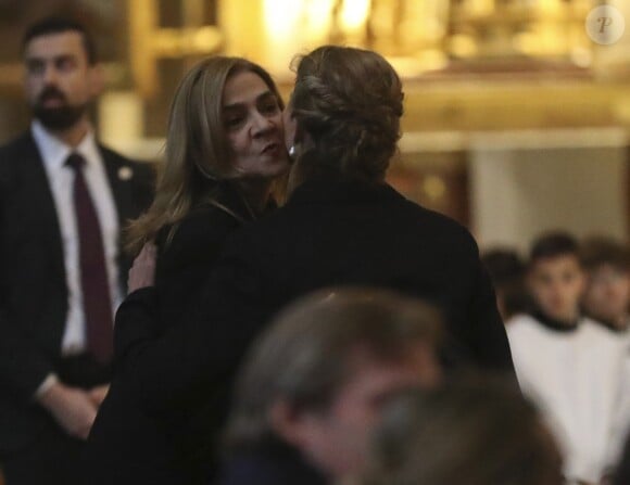 L'infante Cristina d'Espagne embrasse sa soeur l'infante Elena lors de la messe commémorant le 25e anniversaire de la mort de dom Juan de Borbon (Jean de Bourbon), père du roi Juan Carlos Ier, le 3 avril 2018 au monastère San Lorenzo de El Escorial.