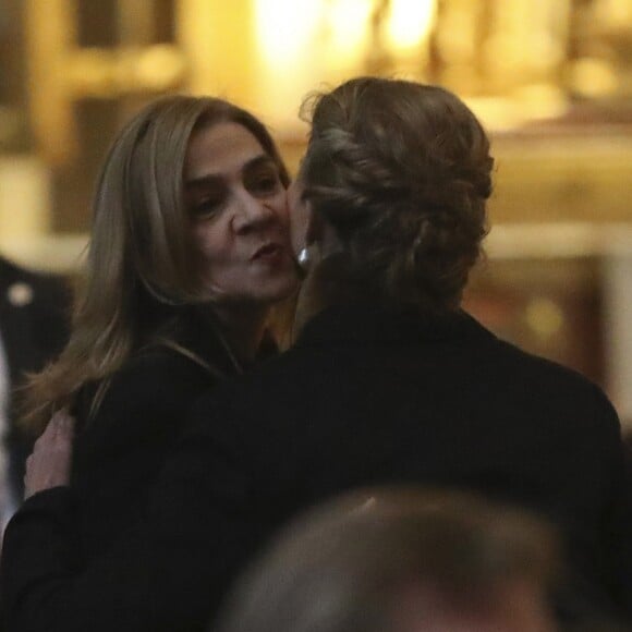 L'infante Cristina d'Espagne embrasse sa soeur l'infante Elena lors de la messe commémorant le 25e anniversaire de la mort de dom Juan de Borbon (Jean de Bourbon), père du roi Juan Carlos Ier, le 3 avril 2018 au monastère San Lorenzo de El Escorial.