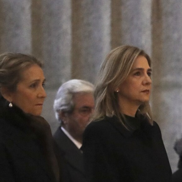 L'infante Elena et l'infante Cristina d'Espagne ainsi que la princesse Irene de Grèce lors de la messe commémorant le 25e anniversaire de la mort de dom Juan de Borbon (Jean de Bourbon), père du roi Juan Carlos Ier, le 3 avril 2018 au monastère San Lorenzo de El Escorial.