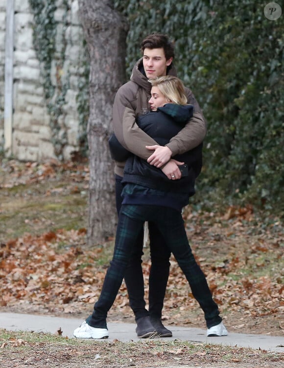 Exclusif - Shawn Mendes et sa compagne Hailey Baldwin vus pour la première fois ensemble dans les rues de Toronto le 21 decembre 2017.