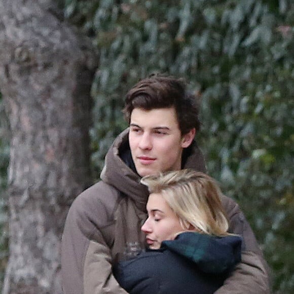 Exclusif - Shawn Mendes et sa compagne Hailey Baldwin vus pour la première fois ensemble dans les rues de Toronto le 21 decembre 2017.