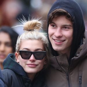 Exclusif - Shawn Mendes et sa compagne Hailey Baldwin vus pour la première fois ensemble dans les rues de Toronto le 21 decembre 2017.