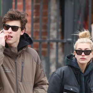 Exclusif - Shawn Mendes et sa compagne Hailey Baldwin vus pour la première fois ensemble dans les rues de Toronto le 21 decembre 2017.