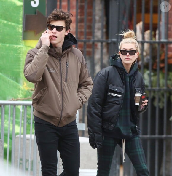 Exclusif - Shawn Mendes et sa compagne Hailey Baldwin vus pour la première fois ensemble dans les rues de Toronto le 21 decembre 2017.