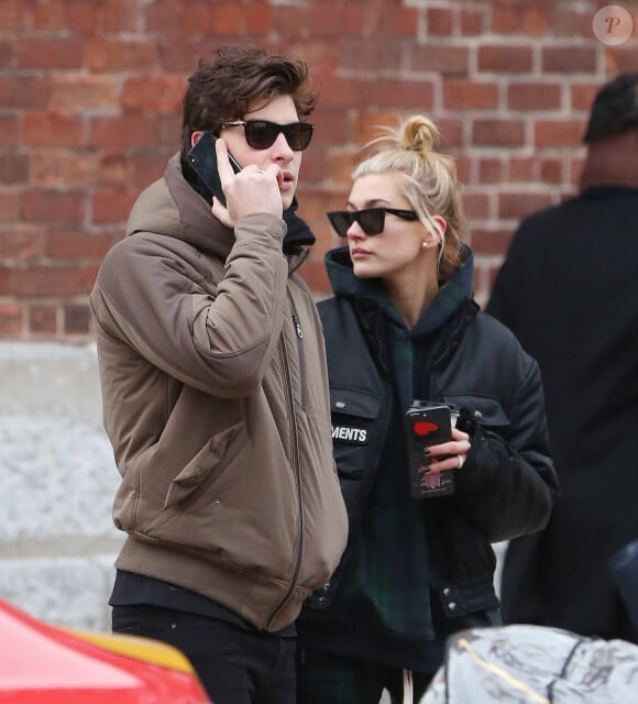 Exclusif - Shawn Mendes et sa compagne Hailey Baldwin vus pour la première fois ensemble dans les rues de Toronto le 21 decembre 2017.