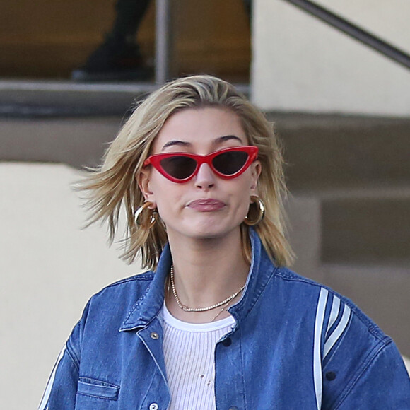 Exclusif - Hailey Baldwin se balade dans un ensemble veste et jupe en jean Adidas à Los Angeles, Californie, Etats-Unis, le 26 mars 2018.