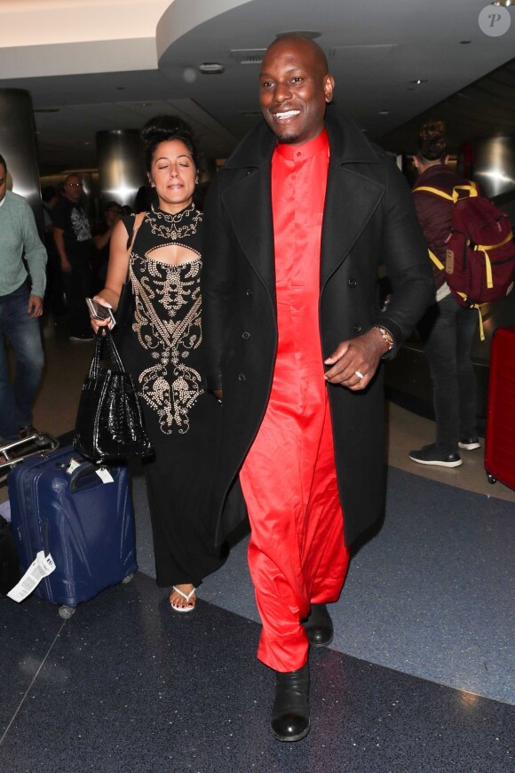 Tyrese Gibson et sa femme Samantha Lee Gibson arrivent à l'aéroport de Los Angeles (LAX) le 1er décembre 2017