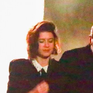 Ewan McGregor et sa nouvelle compagne Mary Elizabeth Winstead discutent, plaisantent et s'embrassent à la sortie d’un diner chez des amis à Los Angeles, le 12 mars 2017