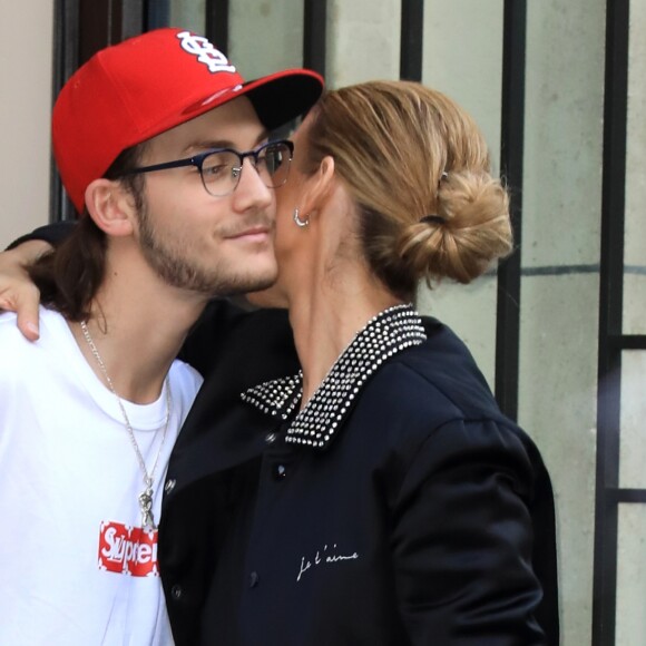 Céline Dion et son fils René-Charles Angelil sortent de l'hôtel Royal Monceau à Paris le 7 juillet 2017.