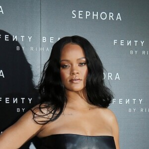 Rihanna assiste au lancement de sa marque de maquillage "Fenty by Rihanna" à Milan, le 5 avril 2018.