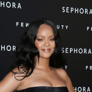 Rihanna assiste au lancement de sa marque de maquillage "Fenty by Rihanna" à Milan, le 5 avril 2018.