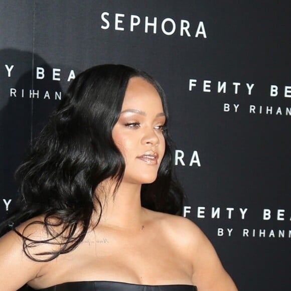 Rihanna assiste au lancement de sa marque de maquillage "Fenty by Rihanna" à Milan, le 5 avril 2018.