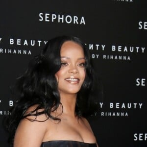 Rihanna assiste au lancement de sa marque de maquillage "Fenty by Rihanna" à Milan, le 5 avril 2018.