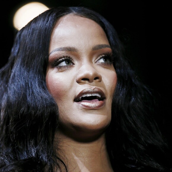 Rihanna assiste au lancement de sa marque de maquillage "Fenty by Rihanna" à Milan, le 5 avril 2018.