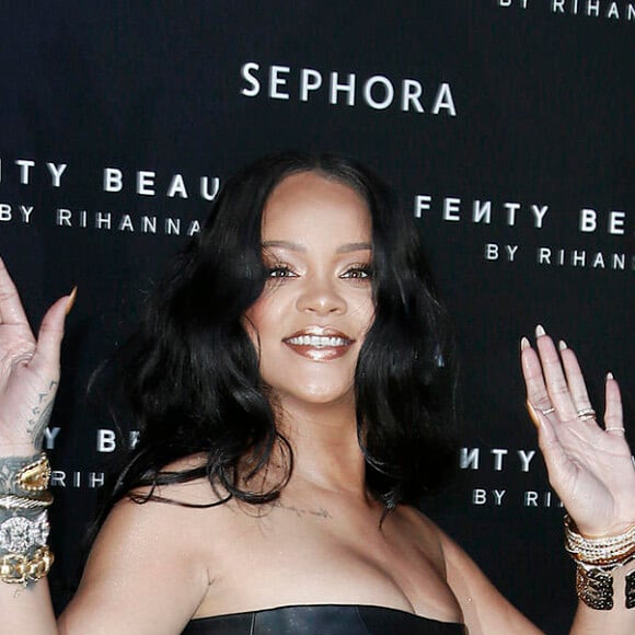 Rihanna assiste au lancement de sa marque de maquillage "Fenty by Rihanna" à Milan, le 5 avril 2018.