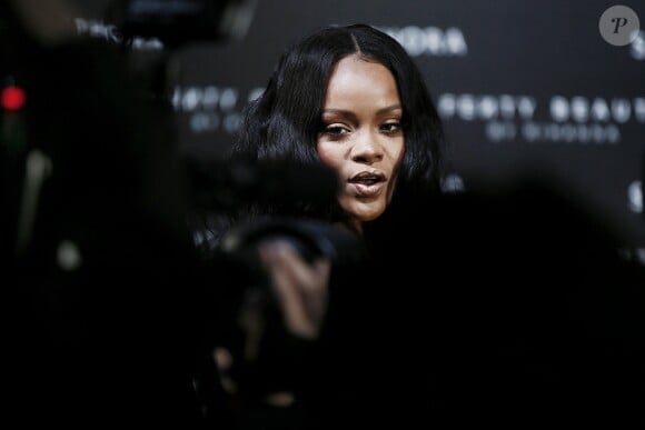 Rihanna assiste au lancement de sa marque de maquillage "Fenty by Rihanna" à Milan, le 5 avril 2018.
