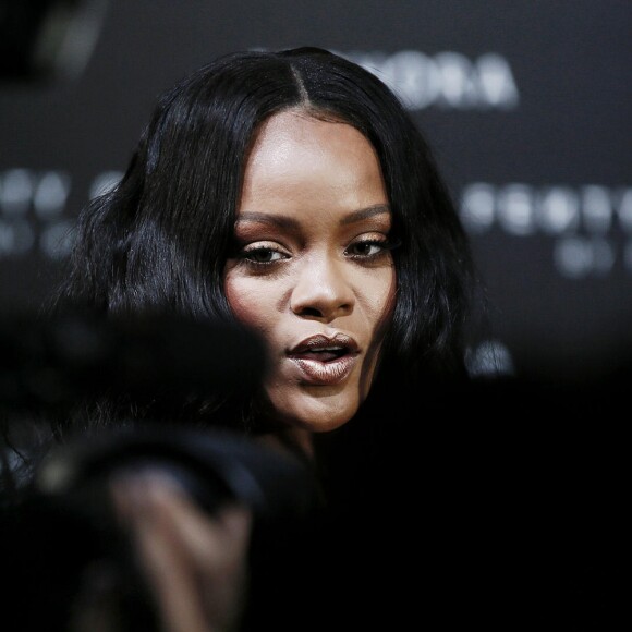 Rihanna assiste au lancement de sa marque de maquillage "Fenty by Rihanna" à Milan, le 5 avril 2018.