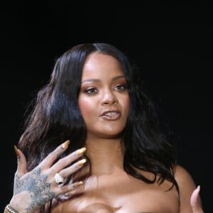 Rihanna assiste au lancement de sa marque de maquillage "Fenty by Rihanna" à Milan, le 5 avril 2018.