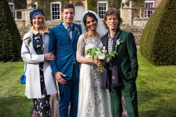 James Jagger et Anoushka Sharma entourés de Jerry Hall et Mick Jagger le jour de leur mariage au manoir Cornwell à Chipping Norton, Oxfordshire, le 23 avril 2016