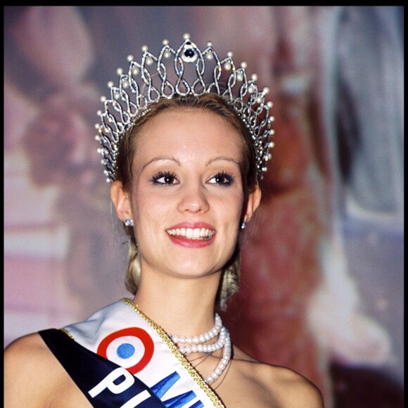 ELODIE GOSSUIN, MISS PICARDIE EST ELUE MISS FRANCE 2001 AU GRIMALDI FORUM A MONACO 10/12/2000 -