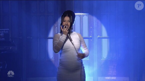 Cardi B confirme sa grossesse en dévoilant un joli ventre sur le plateau de l'émission "Saturday Night Live" le 7 avril 2018