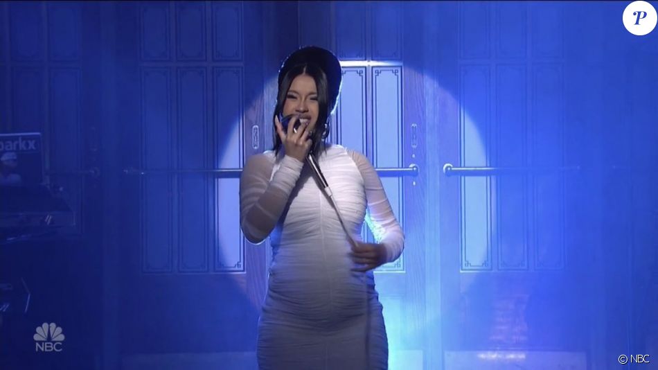 Cardi B confirme sa grossesse en dévoilant un joli ventre sur le plateau de l&#039;émission &quot;Saturday Night Live&quot; le 7 avril 2018