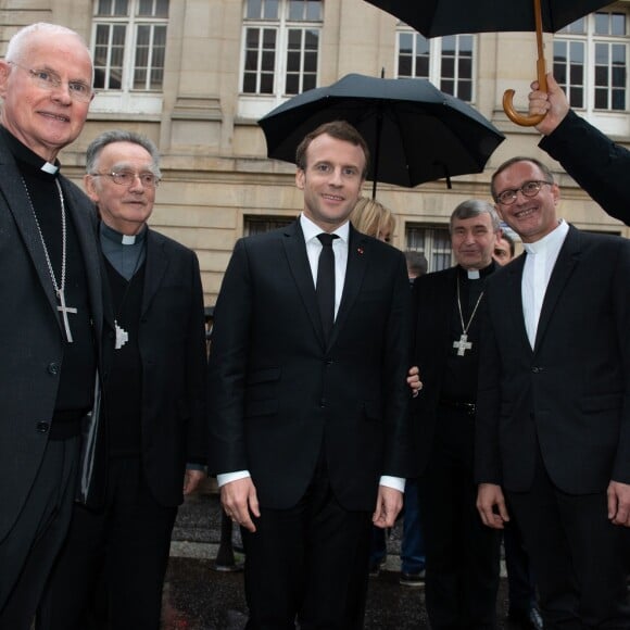 Le président de la République française Emmanuel Macron et sa femme la première dame Brigitte Macron (Trogneux) - Conférence des évêques de France (CEF) au collège des Bernardins à Paris, France, le 9 avril 2018. © Jacques Witt/Pool/Bestimage