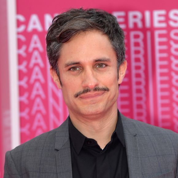 Gael Garcia Bernal durant le "Pink Carpet" des séries "Aqui En La Tierra" et "Cacciatore The Hunter" lors du festival CanneSéries à Cannes, le 9 avril 2018. © Rachid Bellak/Bestimage
