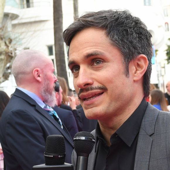 Gael Garcia Bernal durant le "Pink Carpet" des séries "Aqui En La Tierra" et "Cacciatore The Hunter" lors du festival CanneSéries à Cannes, le 9 avril 2018. © Rachid Bellak/Bestimage