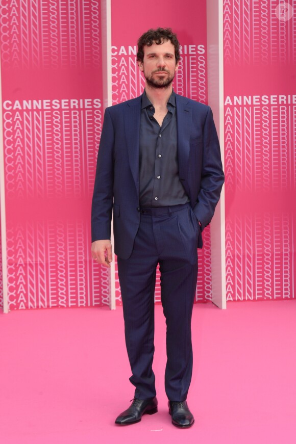 Francesco Montanari durant le "Pink Carpet" des séries "Aqui En La Tierra" et "Cacciatore The Hunter" lors du festival CanneSéries à Cannes, le 9 avril 2018. © Rachid Bellak/Bestimage