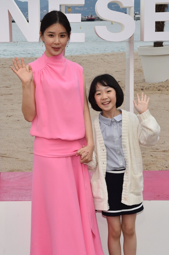 Lee Bo-young et Heo Yool durant le photocall de la série sud-coréenne "Mother" en compétition pour la 1e édition du festival CanneSéries, à Cannes, sur la plage de l'hôtel Gray d'Albion, le 9 avril 2018 . © Bruno Bebert/Bestimage