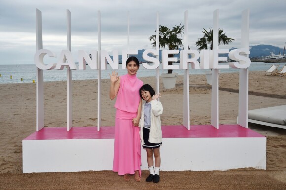 Lee Bo-young et Heo Yool durant le photocall de la série sud-coréenne "Mother" en compétition pour la 1e édition du festival CanneSéries, à Cannes, sur la plage de l'hôtel Gray d'Albion, le 9 avril 2018 . © Bruno Bebert/Bestimage