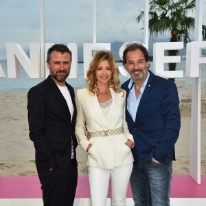 Alexandre Brasseur, Ingrid Chauvin et son mari Thierry Peythieu durant un photocall pour la 1e édition du festival CanneSéries, à Cannes, sur la plage de l'hôtel Gray d'Albion, le 9 avril 2018 . © Bruno Bebert/Bestimage