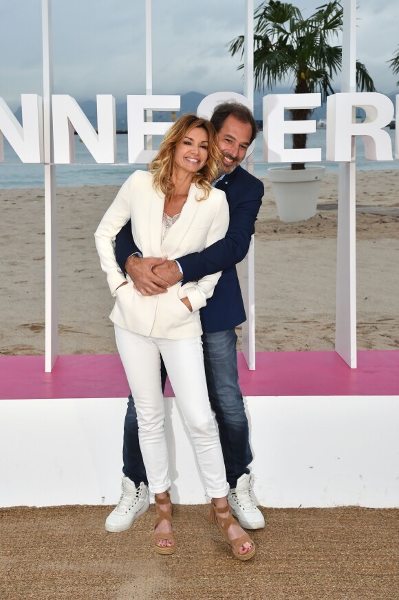Ingrid Chauvin et son mari Thierry Peythieu durant un photocall pour la 1e édition du festival CanneSéries, à Cannes, sur la plage de l'hôtel Gray d'Albion, le 9 avril 2018 . © Bruno Bebert/Bestimage