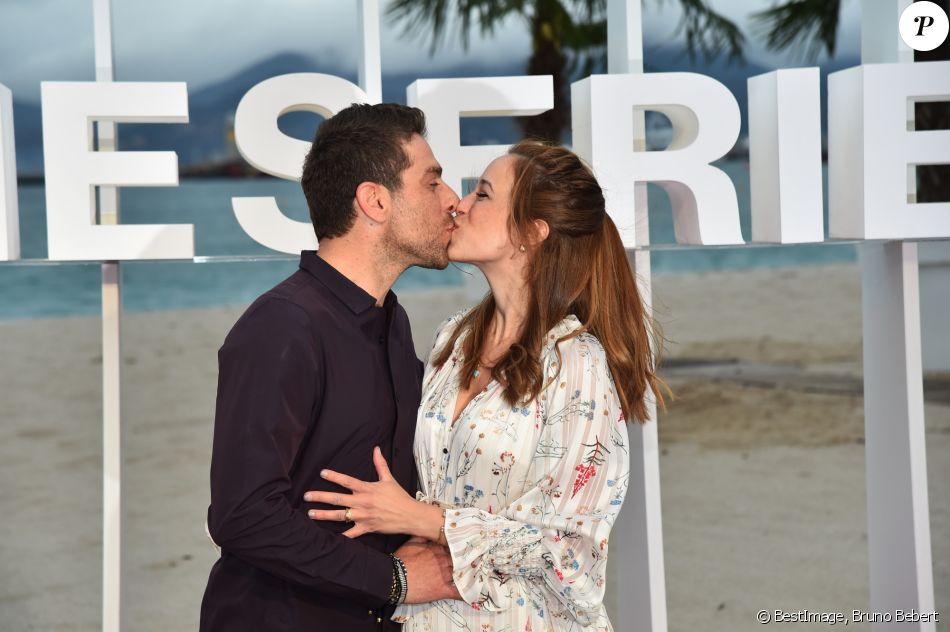 Moshe Ashkenazi Et Sa Femme Enceinte Durant Un Photocall