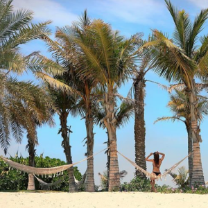 Iris Mittenaere en bikini à DUbaï, le 11 avril 2018.
