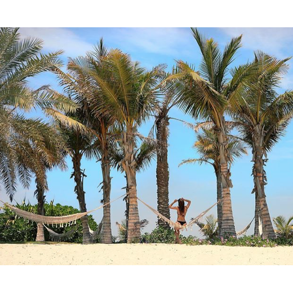 Iris Mittenaere en bikini à DUbaï, le 11 avril 2018.