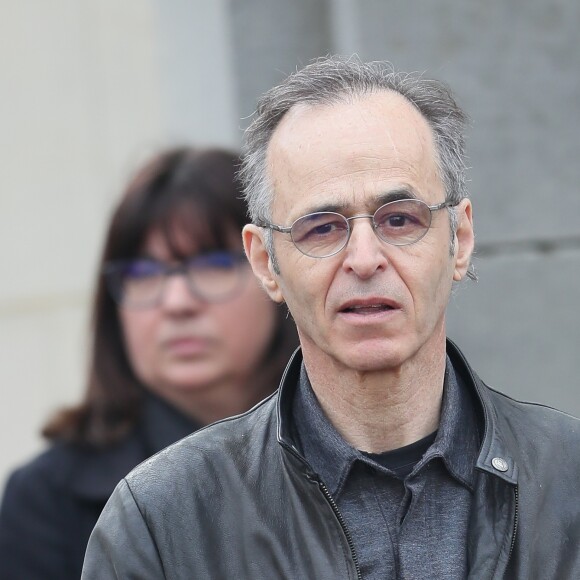 Jean-Jacques Goldman lors des obsèques de Véronique Colucci au cimetière communal de Montrouge, le 12 avril 2018.