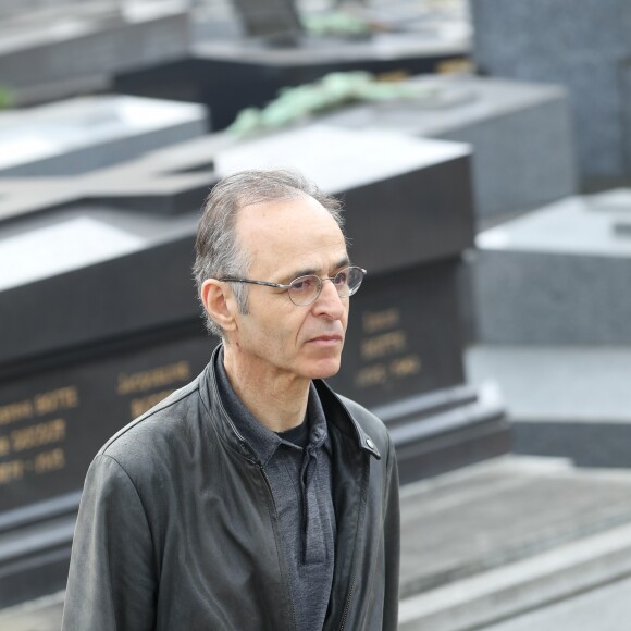 Jean-Jacques Goldman lors des obsèques de Véronique Colucci au cimetière communal de Montrouge, le 12 avril 2018.