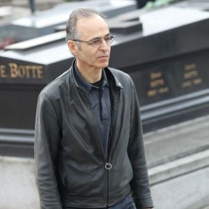 Jean-Jacques Goldman lors des obsèques de Véronique Colucci au cimetière communal de Montrouge, le 12 avril 2018.