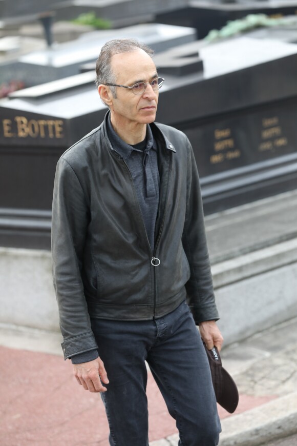 Jean-Jacques Goldman lors des obsèques de Véronique Colucci au cimetière communal de Montrouge, le 12 avril 2018.