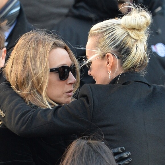 Le président Emmanuel Macron, David Hallyday, Laura Smet, Laeticia Hallyday et ses filles Joy et Jade - Arrivées des personnalités en l'église de La Madeleine pour les obsèques de Johnny Hallyday à Paris le 8 decembre 2017. © Veeren/Bestimage