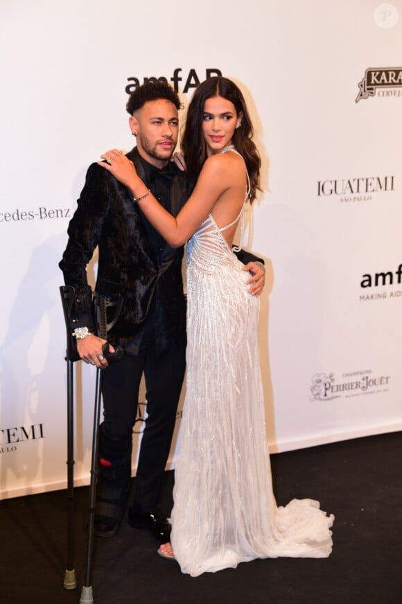Neymar Jr. et sa compagne Bruna Marquezine lors du gala de l'amfAR à São Pulo au Brésil le 13 avril 2018.