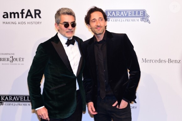 Felipe Diniz et Adrien Brody lors du gala de l'amfAR à São Pulo au Brésil le 13 avril 2018.