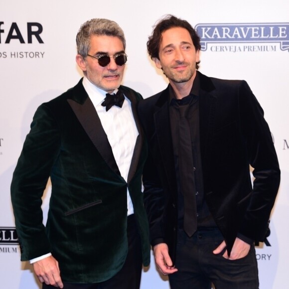 Felipe Diniz et Adrien Brody lors du gala de l'amfAR à São Pulo au Brésil le 13 avril 2018.